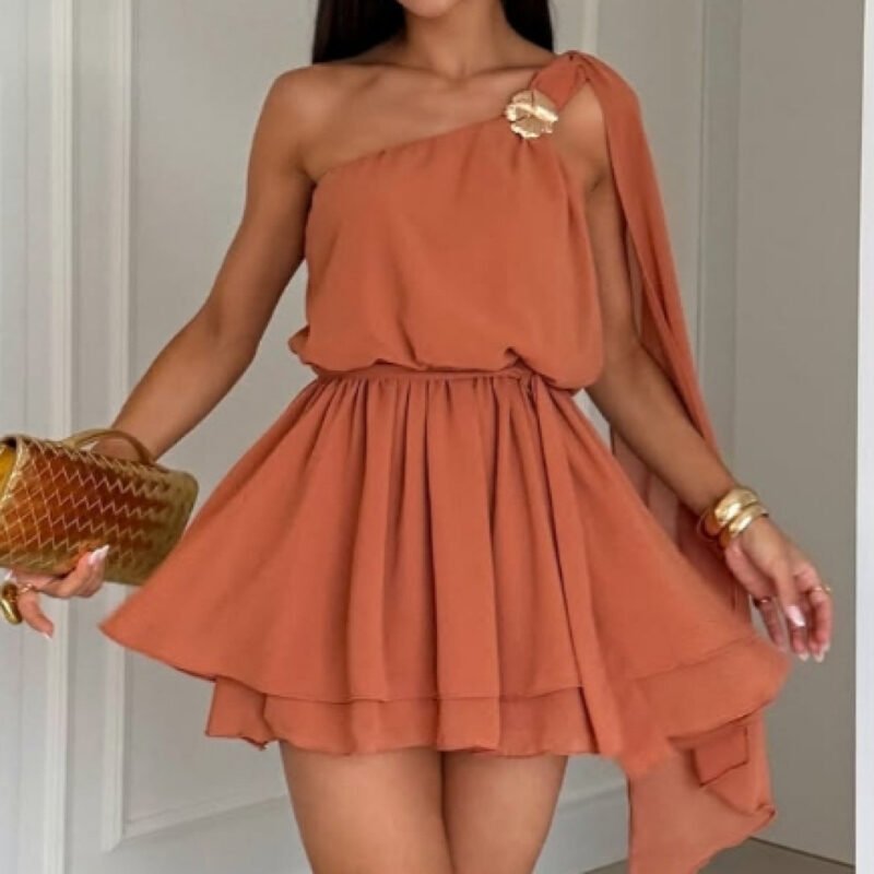 Vestido macaquinho feminino assimétrico de um ombro com capa e fivela